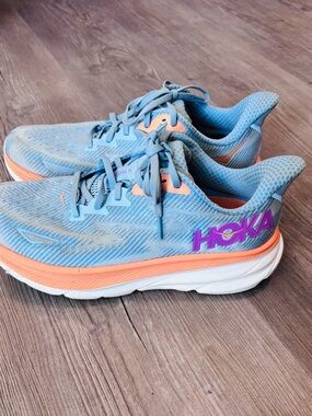 Hoka One One Mens 9.5D Light Blue Running Shoes with Peach and Purple Accents